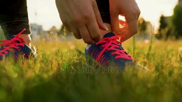 Sapatos de corrida - mulher amarrando cadarços de sapatos — Vídeo de Stock