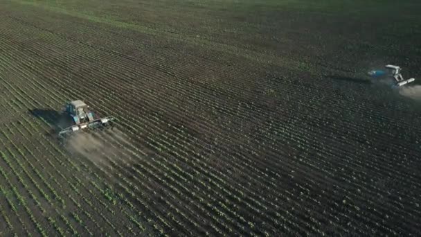 Deux tracteurs effectuent des semis sur le terrain — Video