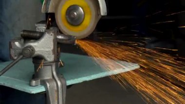 Köşeli taşlama tezgahı ile çalışan metal kesme