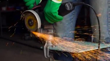 Köşeli taşlama tezgahı ile çalışan metal kesme