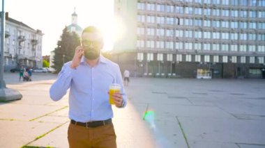 Smartphone üzerinde konuşmak ve sokakta yürürken suyu içme dostum