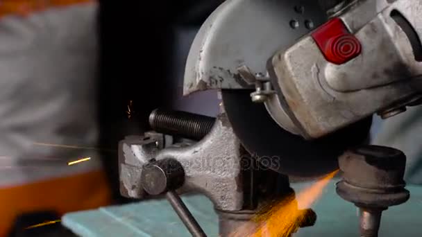 Angular grinding machine is cutting the metal — Stock Video