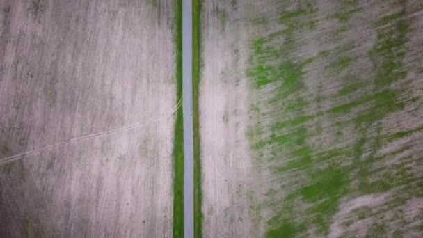 Полет над пустой дорогой в сельской местности — стоковое видео