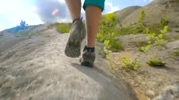 Las piernas de la mujer en botas turísticas de cerca. Senderismo — Vídeos de Stock