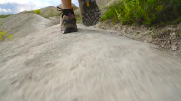 Las piernas de la mujer en botas turísticas de cerca. Senderismo — Vídeo de stock