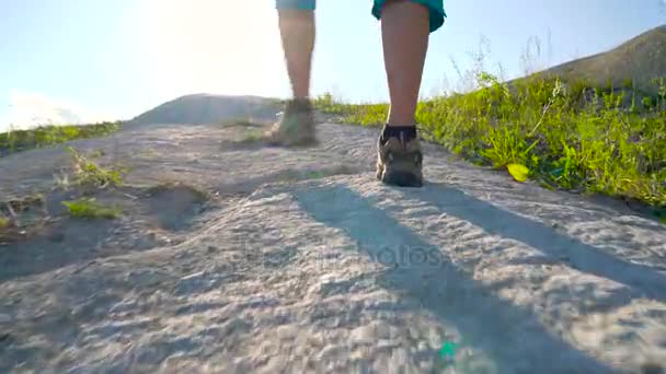 Benen van vrouw in toeristische laarzen close-up. Wandelen — Stockvideo