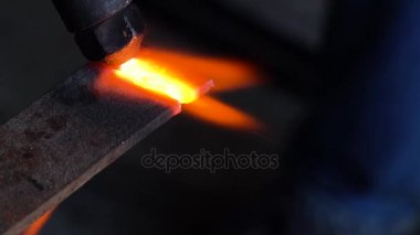 Retro kesici metal parçalar küçük bir atölyede, yavaş hareket keser