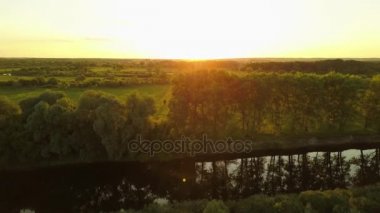 Ağaçlar ve şafak - hava Nehri üzerinde uçan videoya