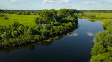 Uçuş Seim nehir, Ukrayna - ağaçlarıyla çevrili üzerinde hava videoya