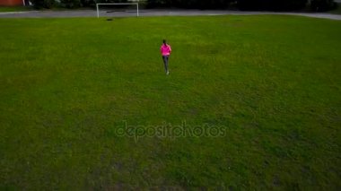 Kadın ishal yoluyla günbatımı, stadyumda görüntülemek en baştan