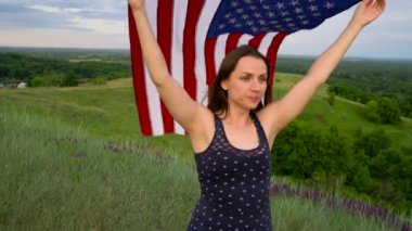 Kadın bir ABD bayrağı sallayarak bir tepe üstünde tepe-in - Bağımsızlık günü ABD kavramı duruyor