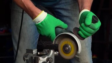 Köşeli taşlama tezgahı ile çalışan metal kesme