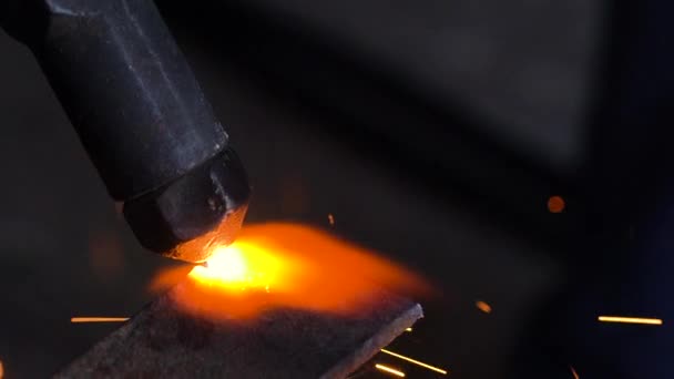 Coupeur rétro coupe des pièces métalliques dans un petit atelier, au ralenti — Video