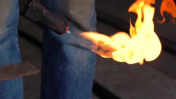 Trabajador corta el metal con un cortador retro en un pequeño taller, cámara lenta — Vídeos de Stock