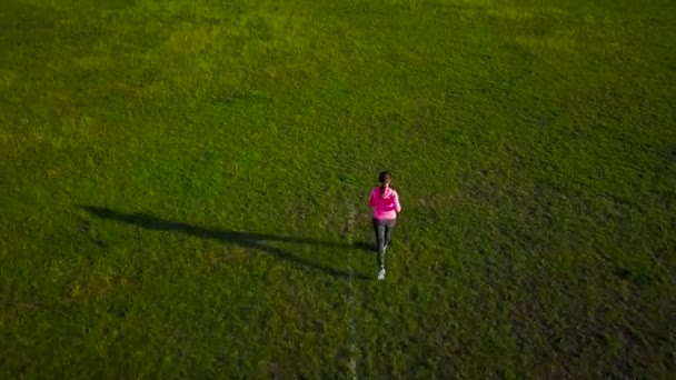 Mulher corre através do estádio ao pôr do sol, vista do topo — Vídeo de Stock