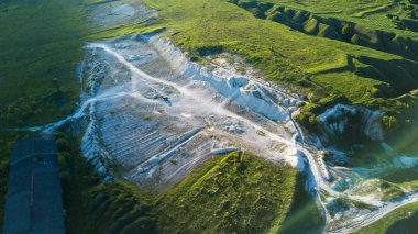Kireçli taş ocağı ve güzel bir landscap üstten görüntülemek