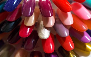 Arka plandan farklı renkli çivi Lehçe paleti