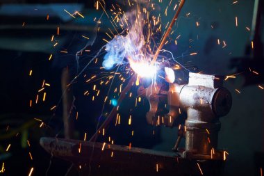 Metal yakın çekim için kaynak işlemi