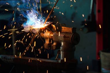 Metal yakın çekim için kaynak işlemi