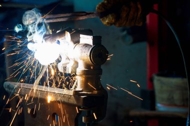Metal yakın çekim için kaynak işlemi