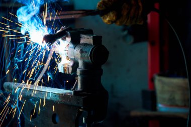 Metal yakın çekim için kaynak işlemi