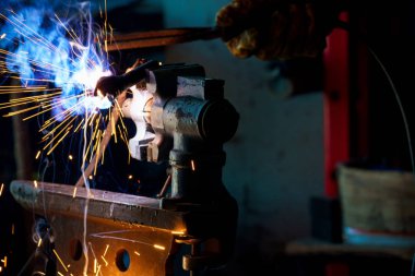 Metal yakın çekim için kaynak işlemi