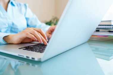 tatlı kadın laptop klavye üzerinde eller