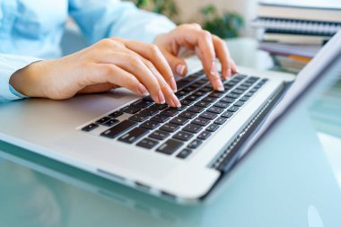 tatlı kadın laptop klavye üzerinde eller