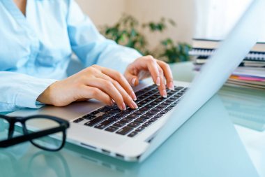 tatlı kadın laptop klavye üzerinde eller