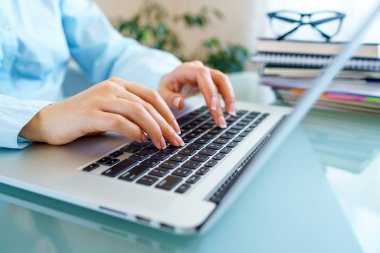 tatlı kadın laptop klavye üzerinde eller