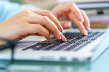 tatlı kadın laptop klavye üzerinde eller