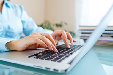 tatlı kadın laptop klavye üzerinde eller