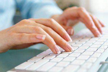 Klavyede yazarak işçisi kadın ofis
