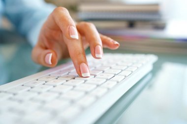 Klavyede yazarak işçisi kadın ofis