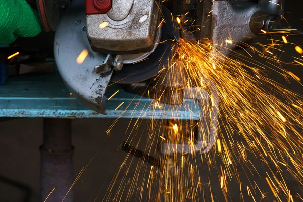 La rectificadora angular está cortando el metal — Foto de Stock