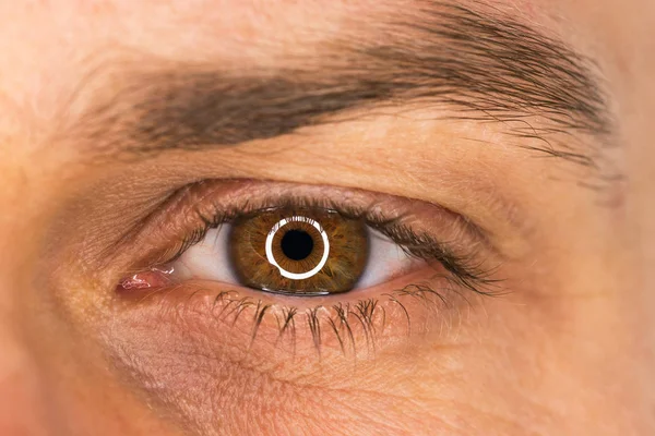 Красивый мужской глаз крупный план — стоковое фото