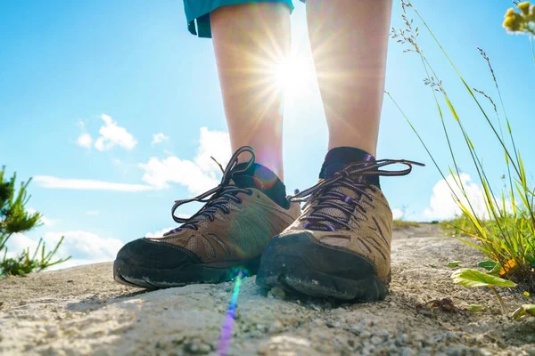 観光客の女性の足は、クローズ アップを起動します。ハイキング — ストック写真