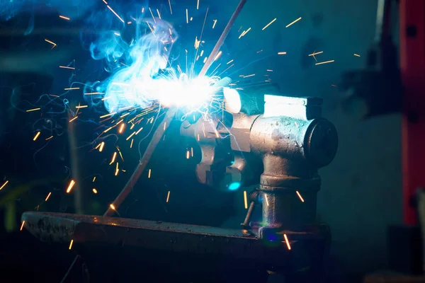 Metal yakın çekim için kaynak işlemi