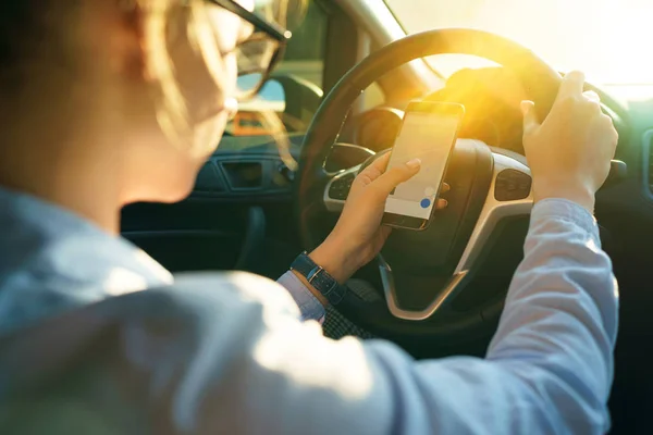 Wanita bahagia menggunakan navigator di smartphone saat mengendarai mobil — Stok Foto