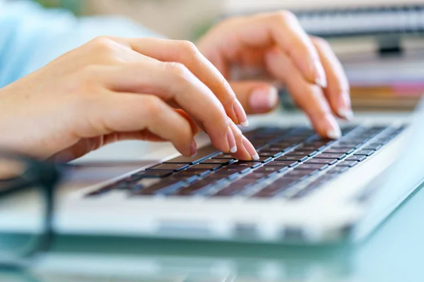 Zbliżenie kobiece ręce na klawiaturze laptopa — Zdjęcie stockowe