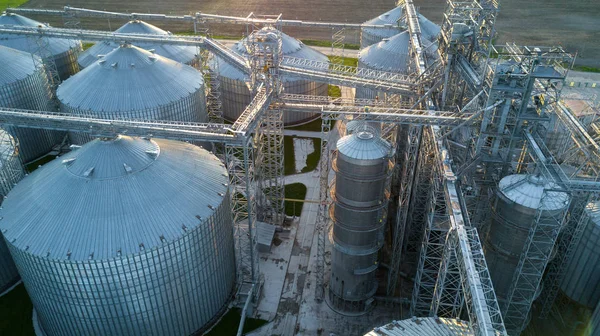 Vue aérienne des greniers et ascenseurs — Photo