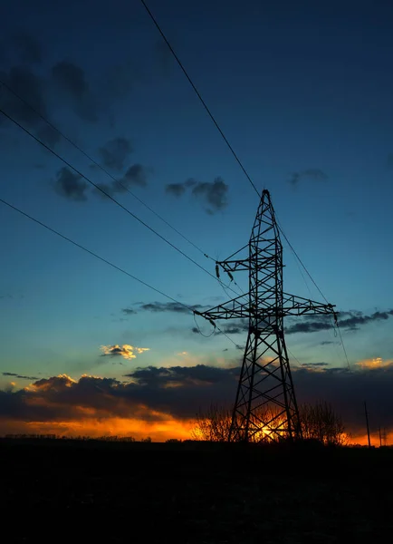 Elektrische leidingen tegen de hemel bij zonsondergang — Stockfoto