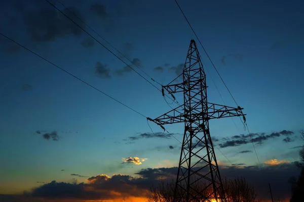 Elektrische leidingen tegen de hemel bij zonsondergang — Stockfoto