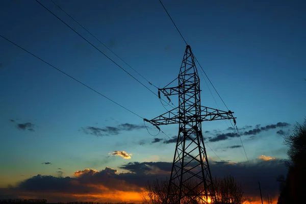 Líneas eléctricas contra el cielo al atardecer — Foto de Stock