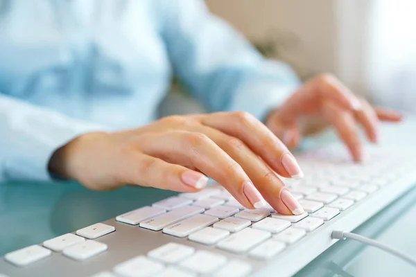 Büroangestellte tippt auf der Tastatur — Stockfoto