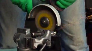 Köşeli taşlama tezgahı ile çalışan metal kesme işlemi. Ağır çekim