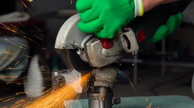 Köşeli taşlama tezgahı ile çalışan metal kesme