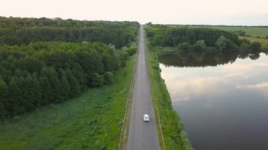 Araba yolda sürme. Kuş görünümü göz