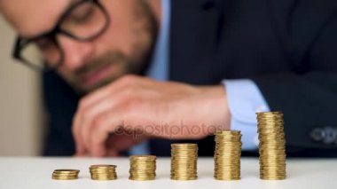 Adam yığın altın sikke sütun artan içine