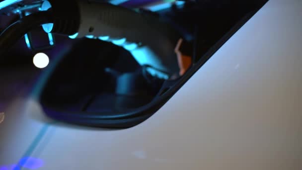 Carga de um carro elétrico, close-up — Vídeo de Stock